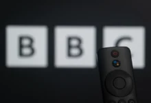 Ovladač před televizí s nápisem BBC