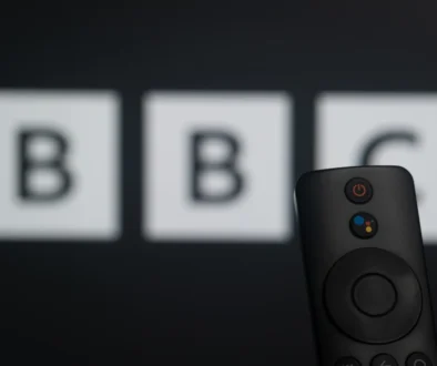 Ovladač před televizí s nápisem BBC