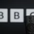 Ovladač před televizí s nápisem BBC