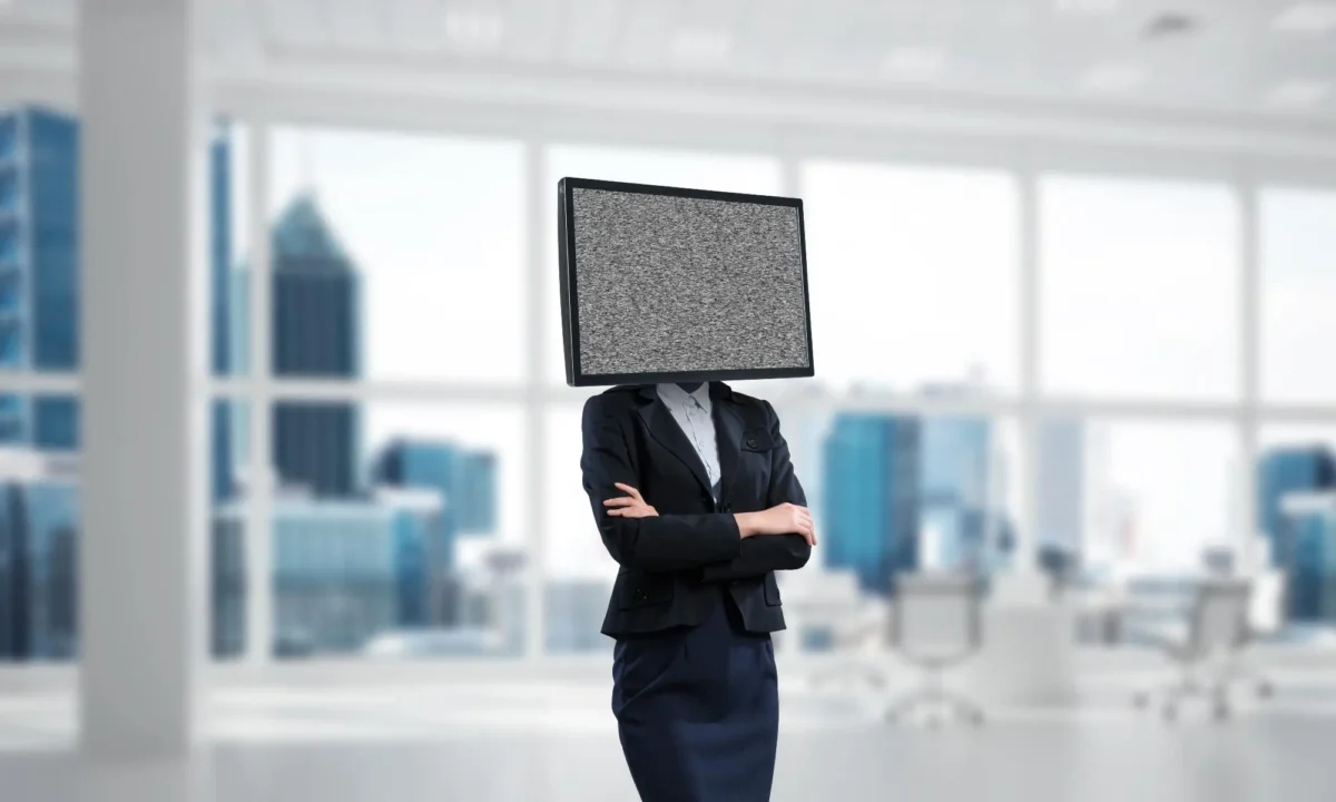 Žena má místo hlavy televizi.
