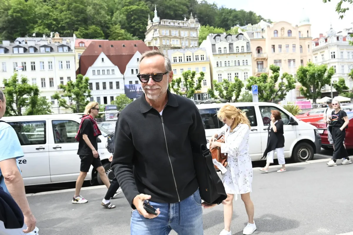 profimedia-0786928016 | TVGURU.cz Karel Roden se prochází.