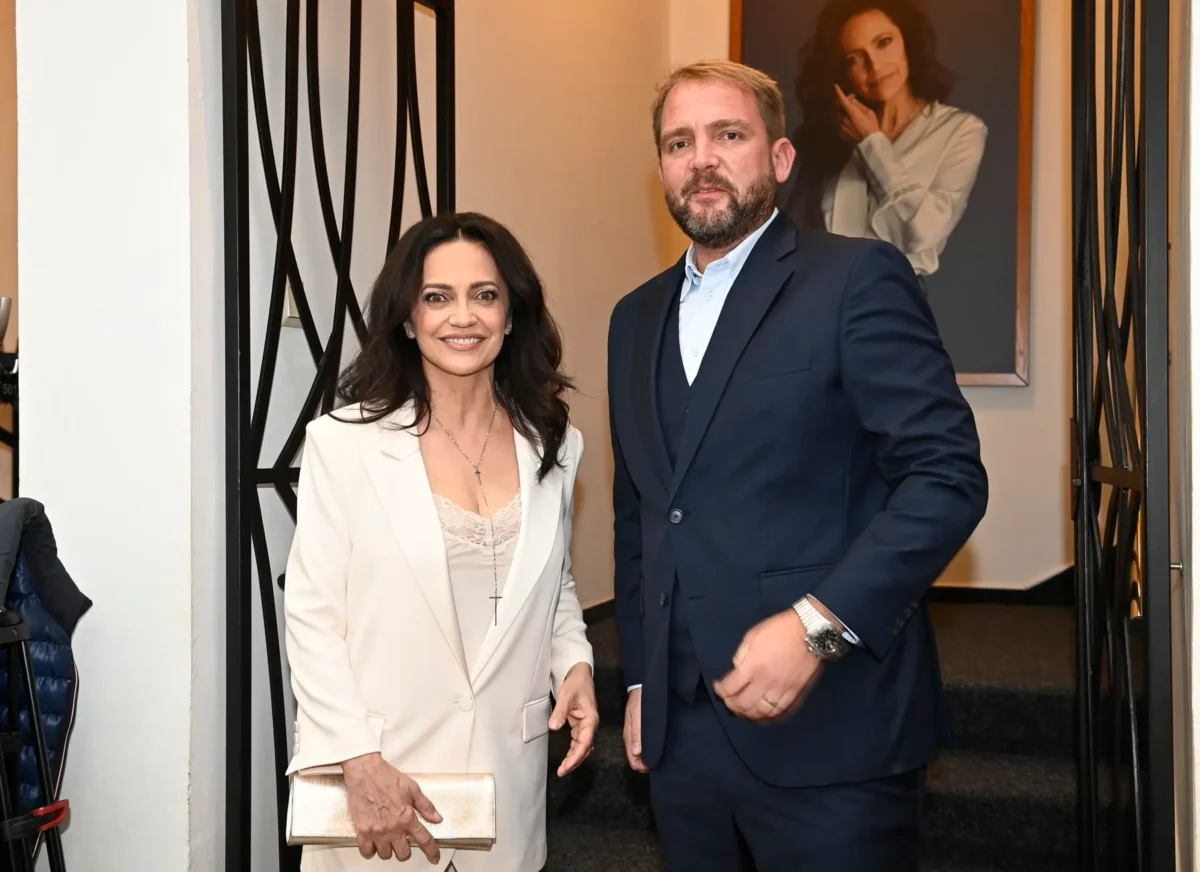 Libor Bouček stojí vedle Lucie Bílé.