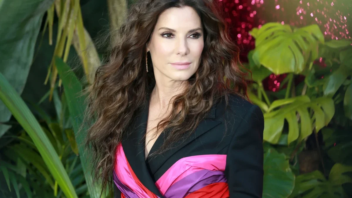 Sandra Bullock pózuje na fotku.