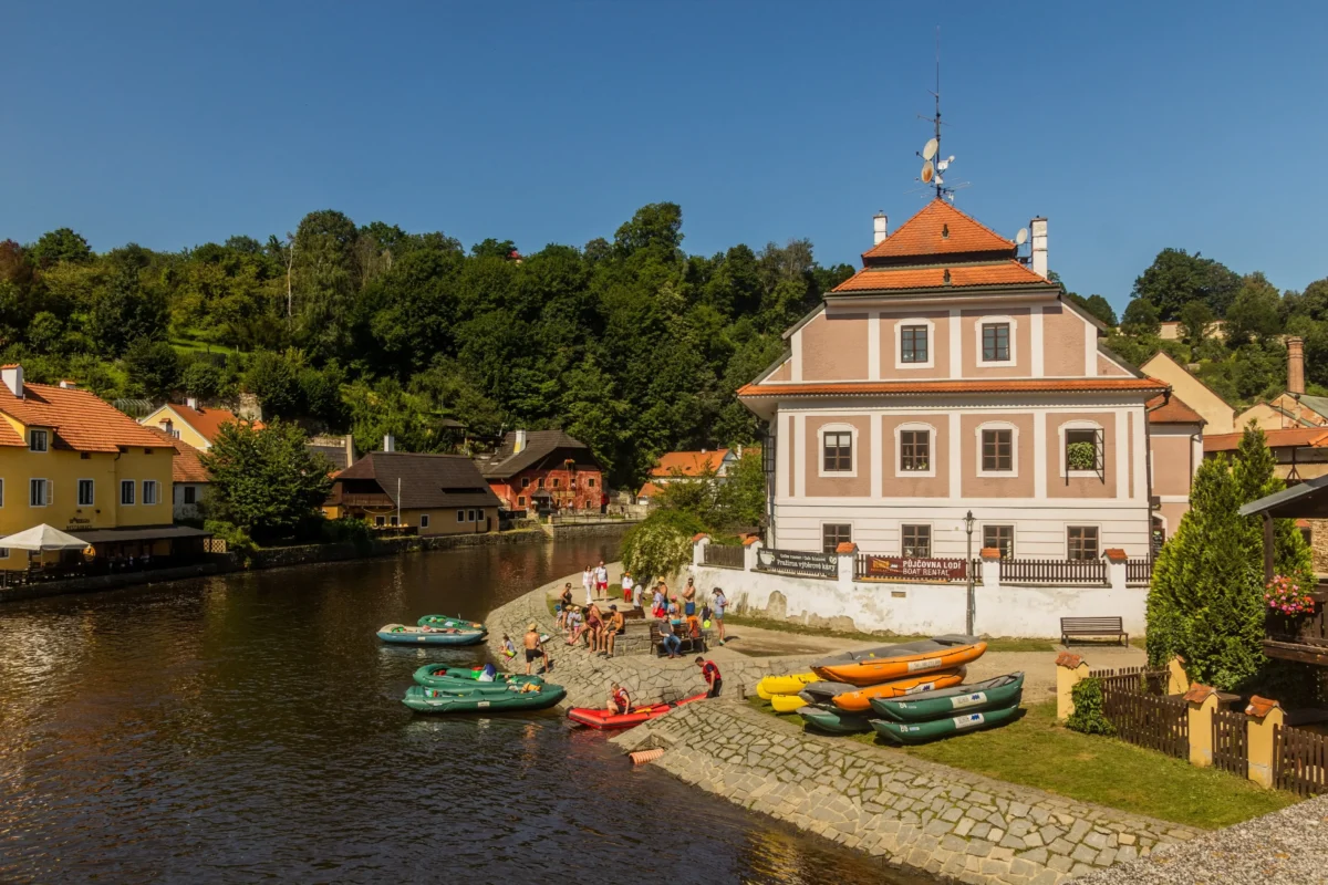 shutterstock_2391236439 1 | TVGURU.cz loď na břehu u domu