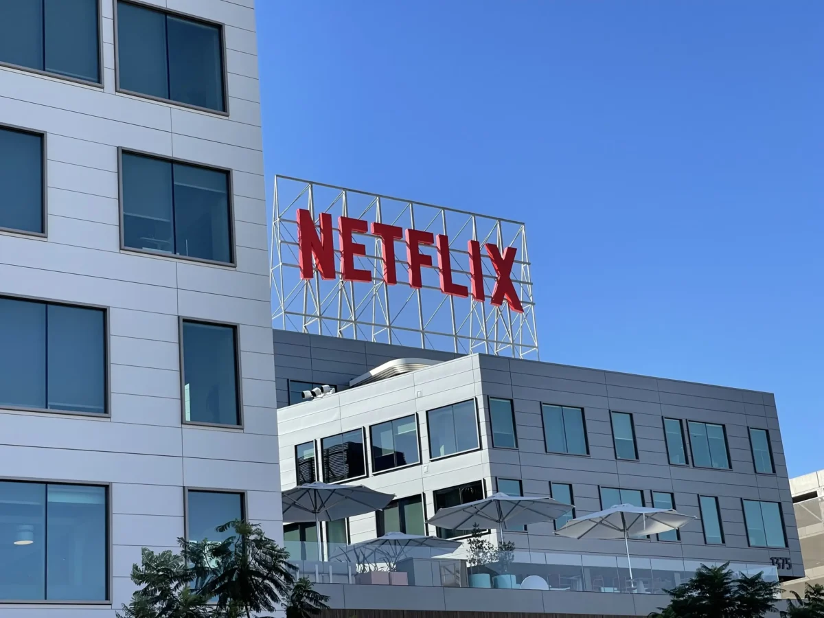 Netflix aktivně využívá přes 300 milionů uživatelů. Zdroj: Shutterstock | TVGURU.cz Budova s nápisem Netflix
