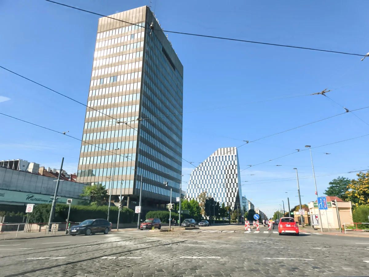 Natáčení bylo velmi rychlé. Událost se udála ráno, odpoledne už byly všichni na place. Zdroj: Shutterstock | TVGURU.cz Kancelářská budova v Praze