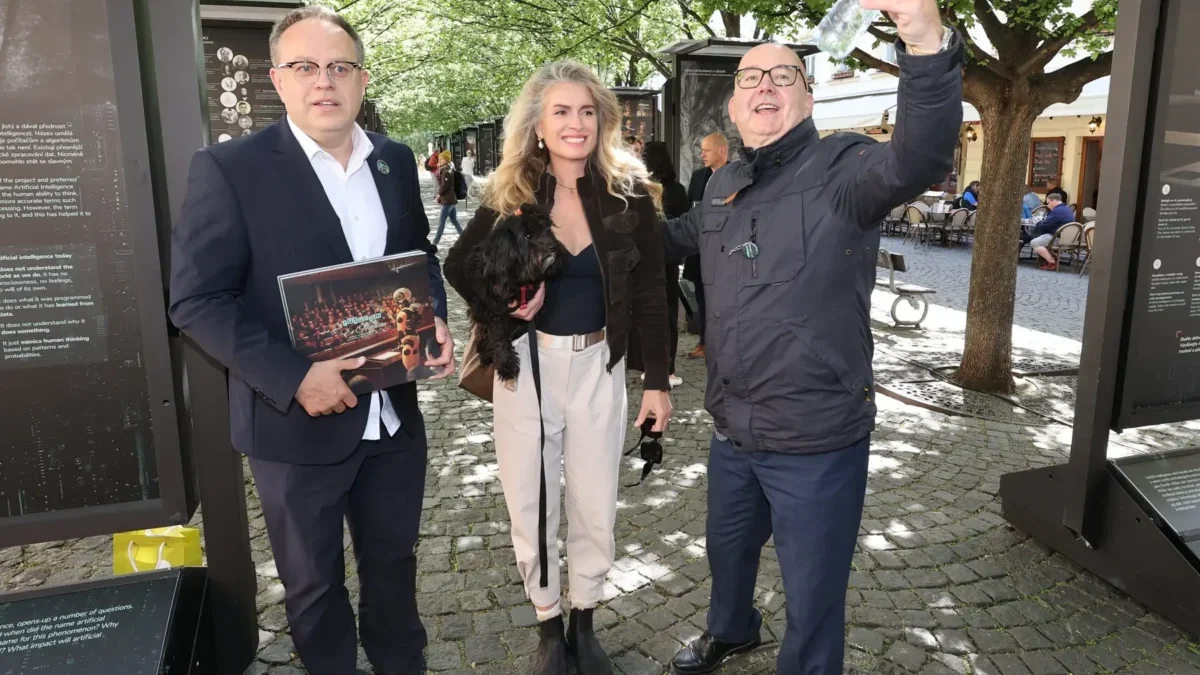 Václav Moravec stojí vedle dvou lidí.
