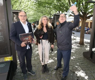 Václav Moravec stojí vedle dvou lidí.