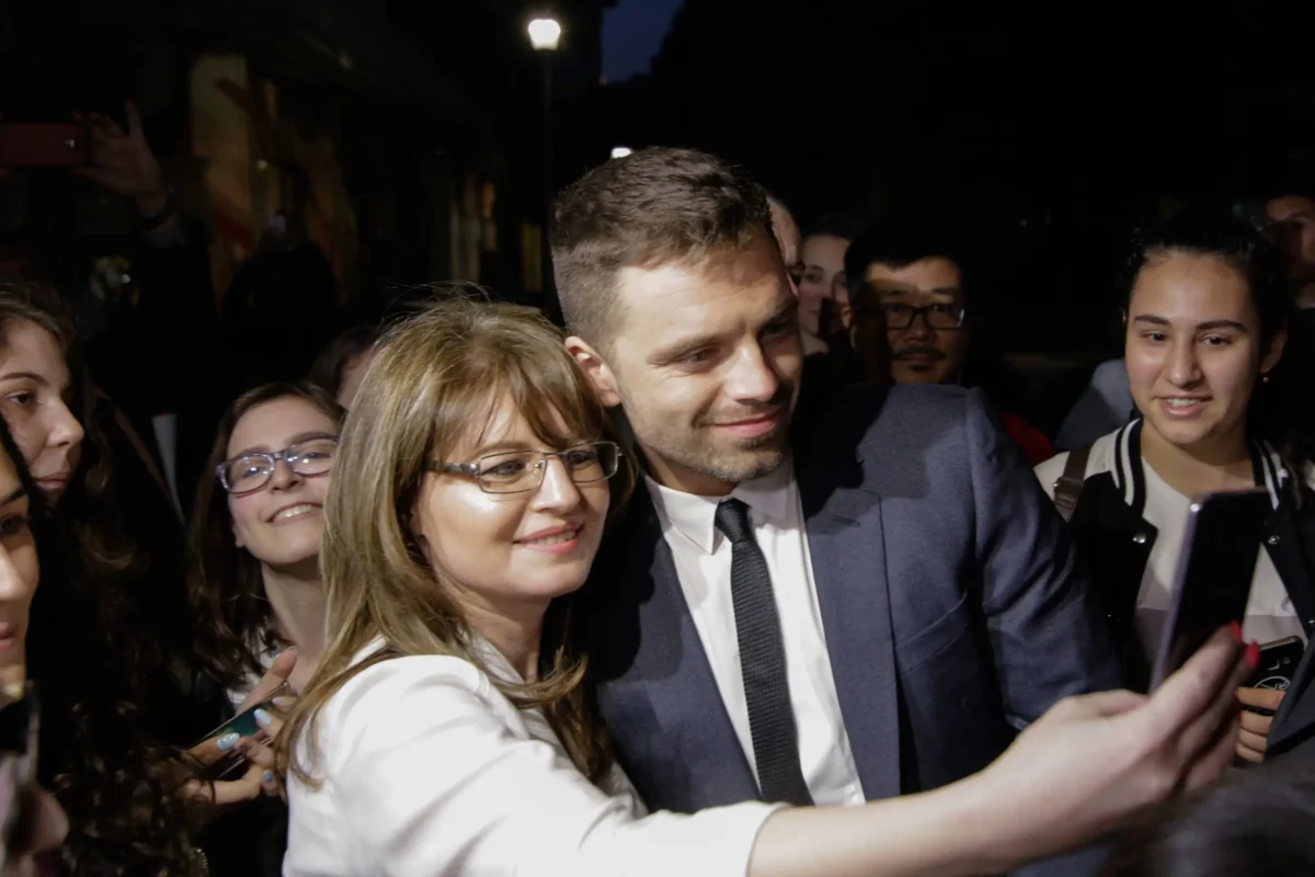 Sebastian Stan se fotí se ženou.