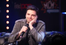 Sebastian Stan sedí a podpírá si hlavu.