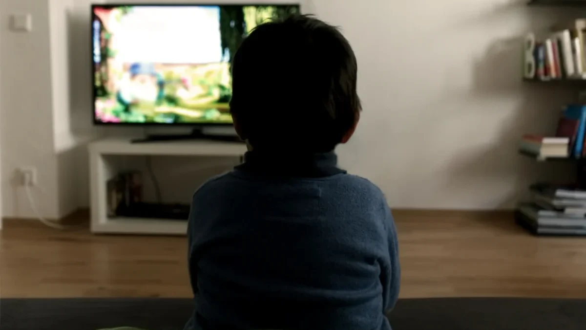 dítě u televize