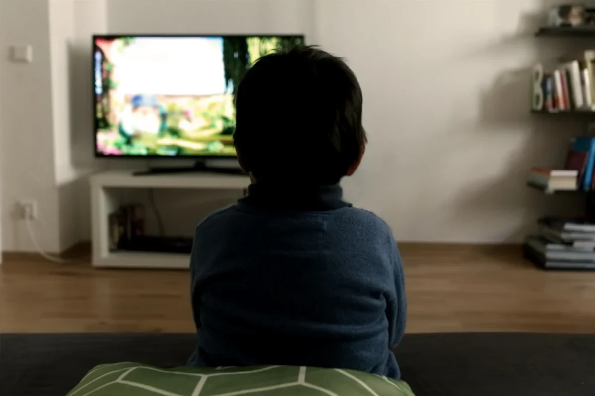 dítě u televize