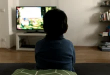 dítě u televize