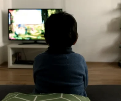 dítě u televize