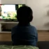 dítě u televize