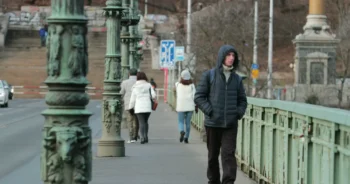 Lidé v Česku v teplém oblečení