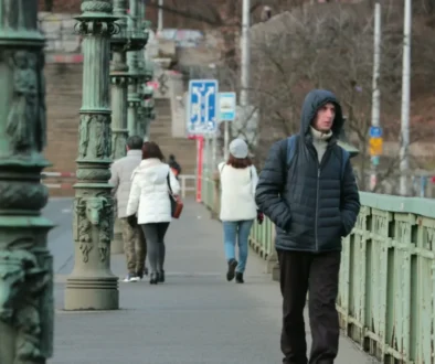 Lidé v Česku v teplém oblečení