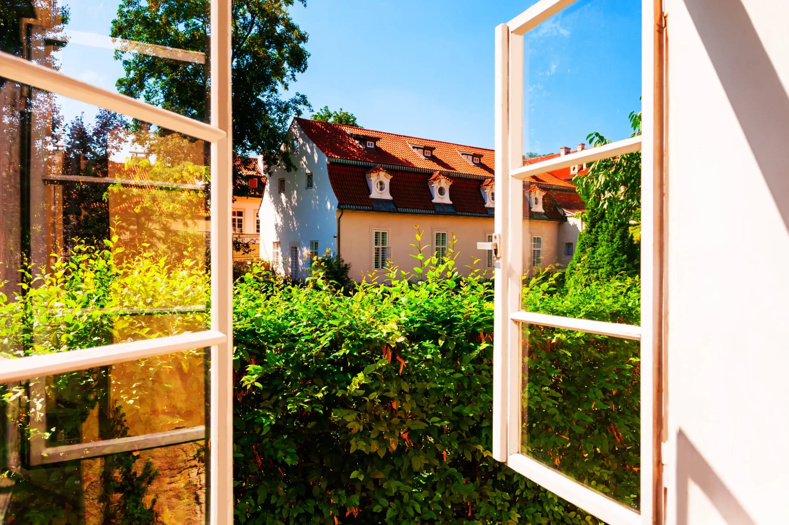 shutterstock_1670329942-2 | TVGURU.cz Otevřené okno s výhledem na dům