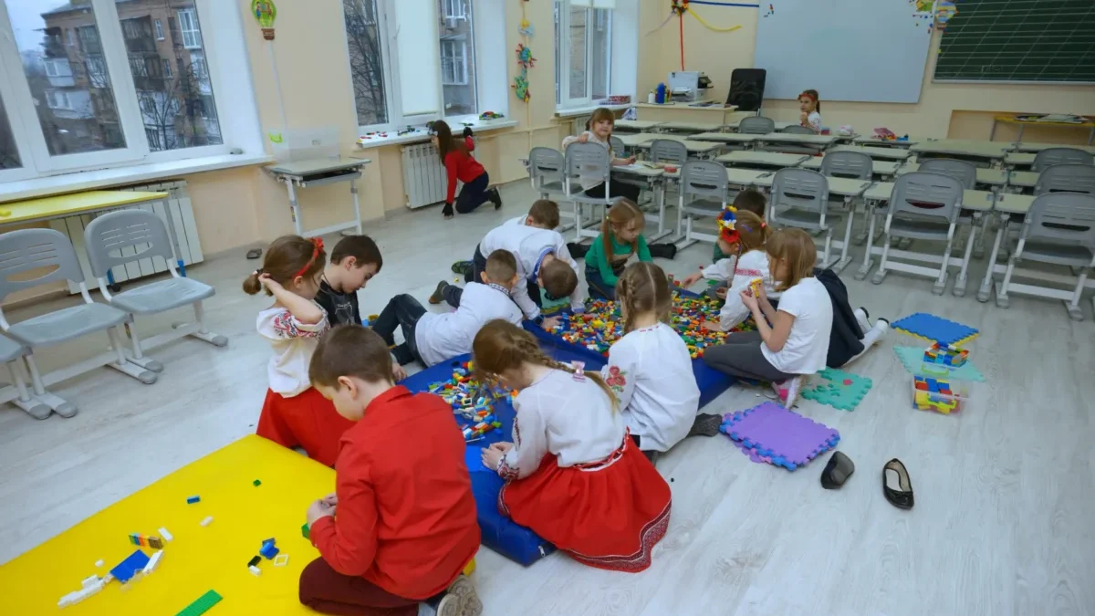 děti si hrají ve školní družině