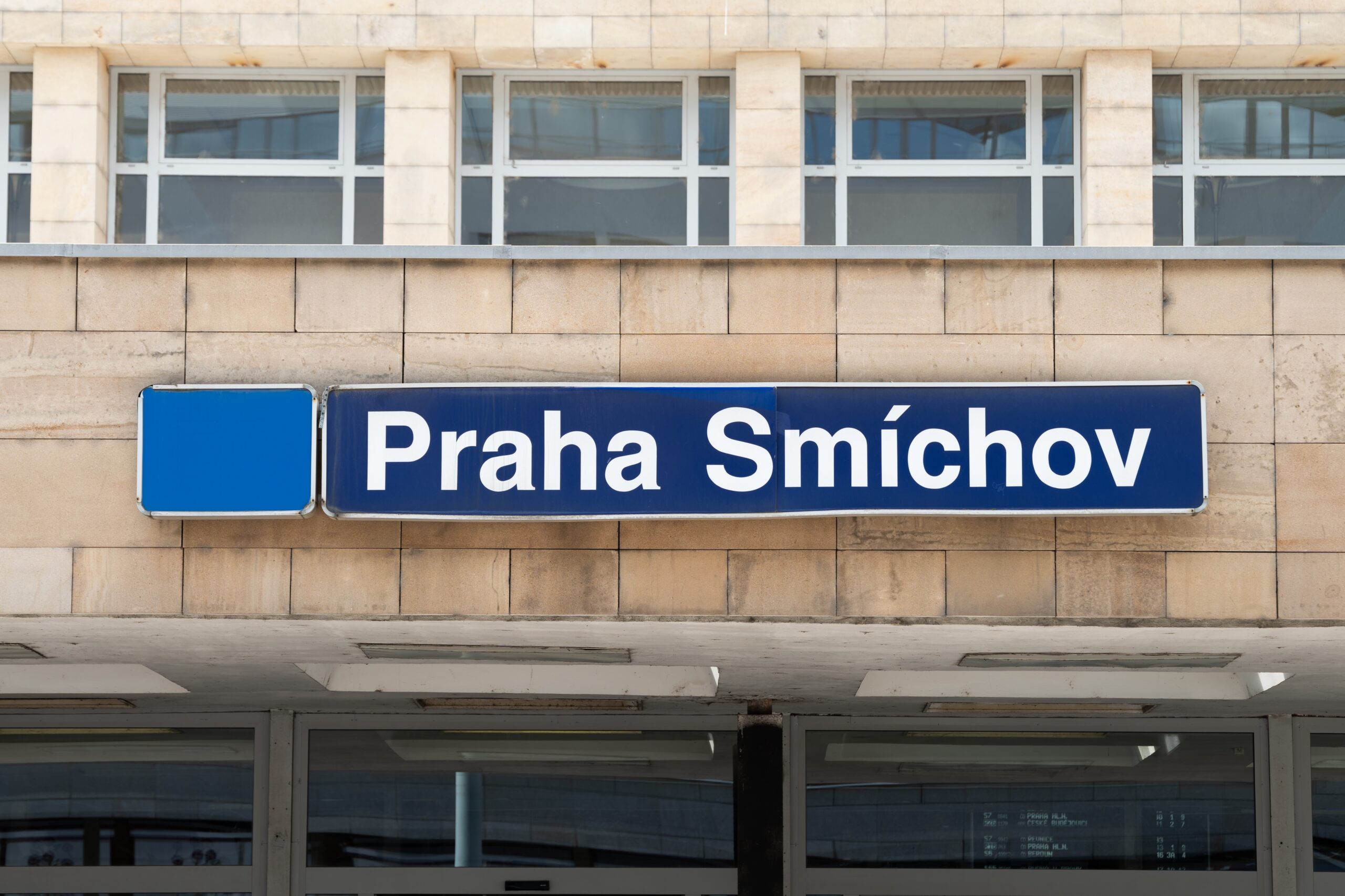 PrahaSmíchovRailwayStationSignAtTheBuildingFacadeClose-up | TVGURU.cz Smíchov