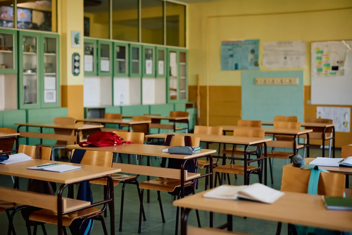 Do tříd, kde se natáčelo, stále chodí studenti. Zdroj: Shutterstock | TVGURU.cz Školní třída s lavicemi