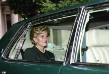 Princezna Diana sedí v autě.