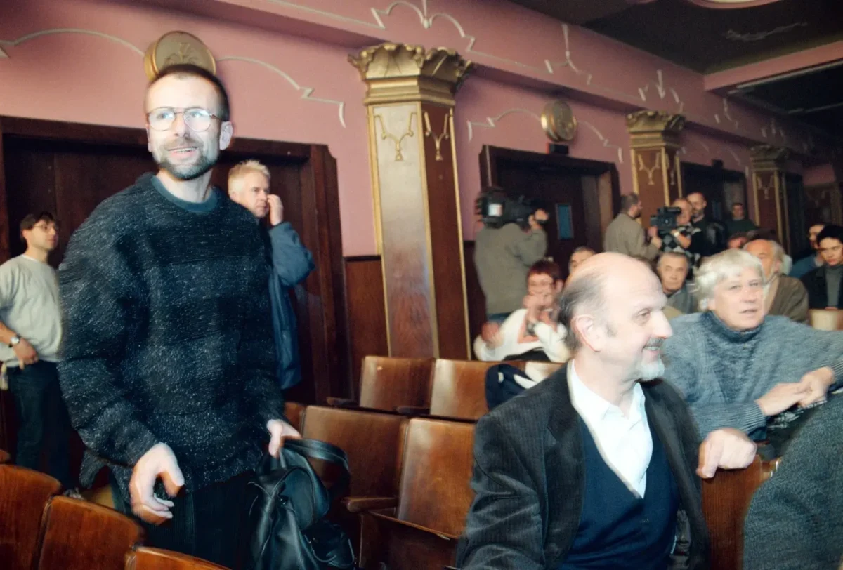 Pavel Koutecký stojí v uličce.