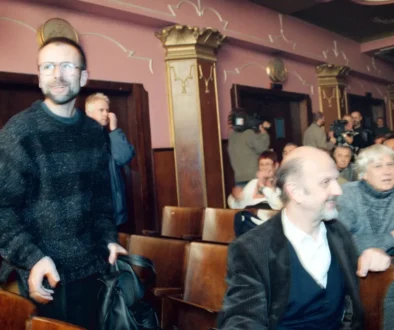 Pavel Koutecký stojí v uličce.