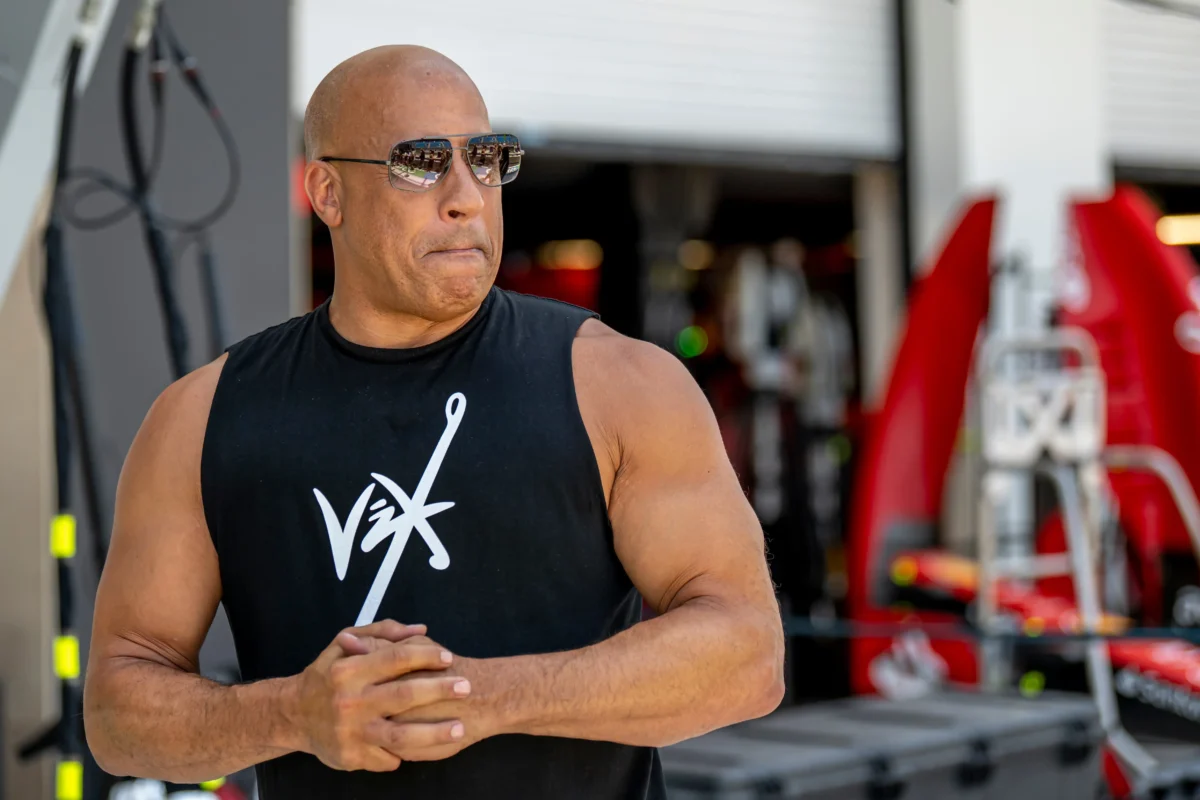 shutterstock_2298505741-2 | TVGURU.cz Vin Diesel se dívá do strany.