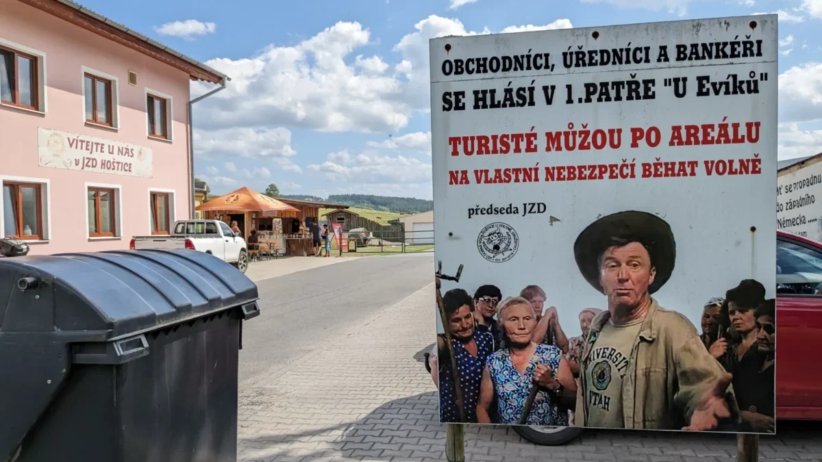 Cedule lákající do JZD v Hošticích