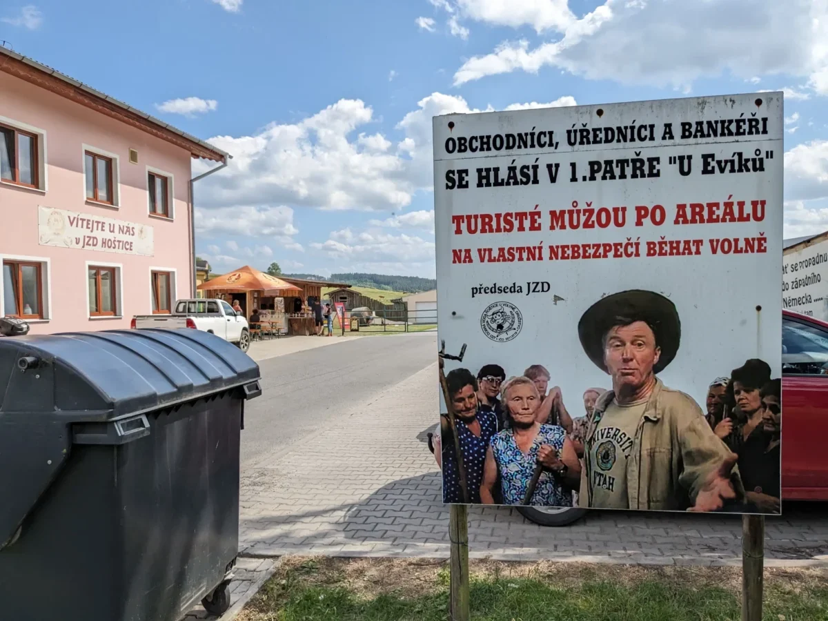 Cedule lákající do JZD v Hošticích