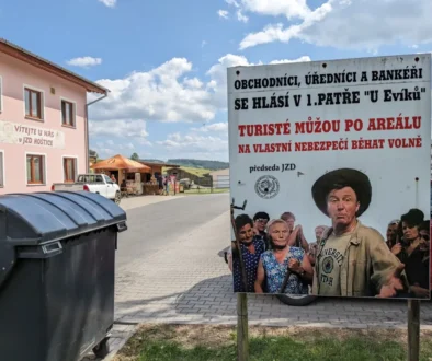 Cedule lákající do JZD v Hošticích