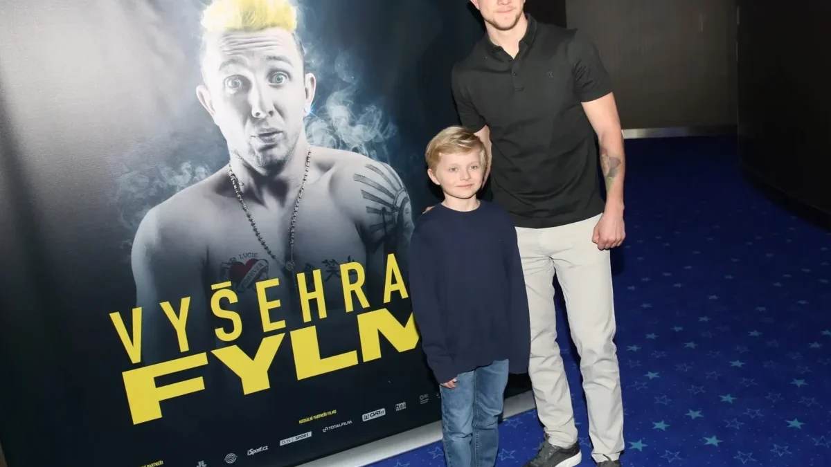 Jakub Jenčík stojí vedle Jakuba Štáfka na premiéře filmu.