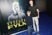 Jakub Jenčík stojí vedle Jakuba Štáfka na premiéře filmu.