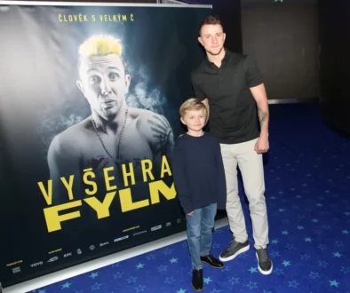 Jakub Jenčík stojí vedle Jakuba Štáfka na premiéře filmu.