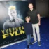 Jakub Jenčík stojí vedle Jakuba Štáfka na premiéře filmu.