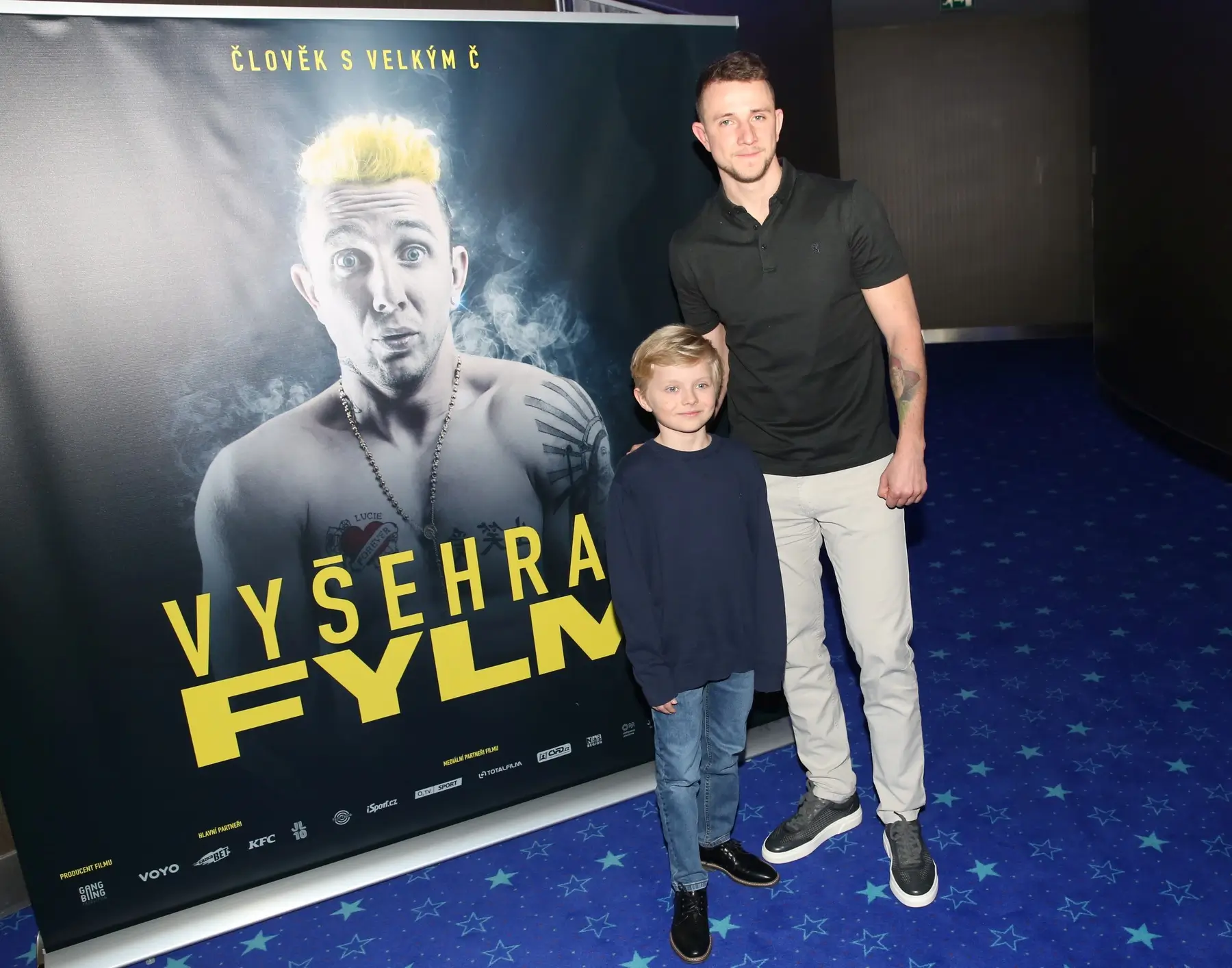Jakub Jenčík stojí vedle Jakuba Štáfka na premiéře filmu.