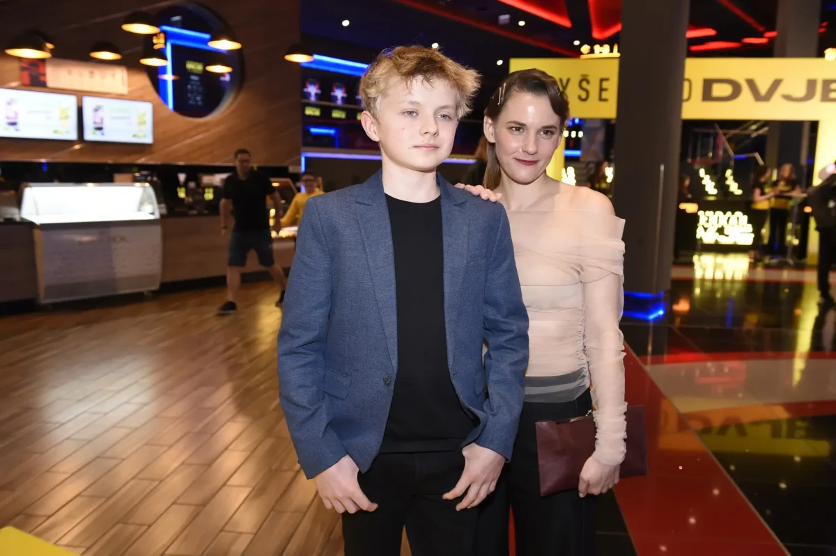 profimedia-0986266372 | TVGURU.cz Jakub Jenčík stojí vedle herečky.
