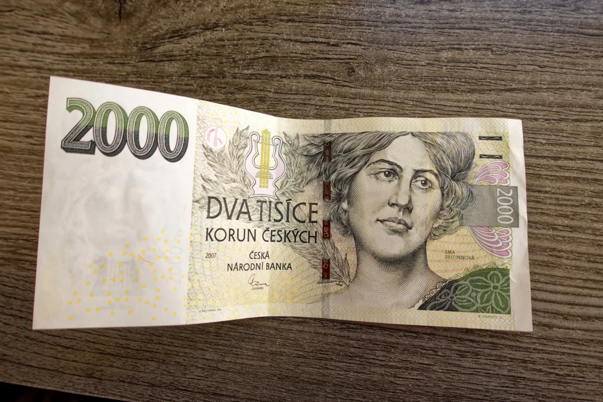 shutterstock_2381218147-2 | TVGURU.cz Na stole leží česká bankovka.