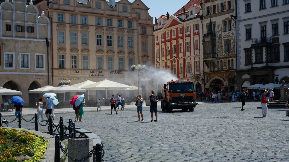 Kropení z auta na pražském náměstí