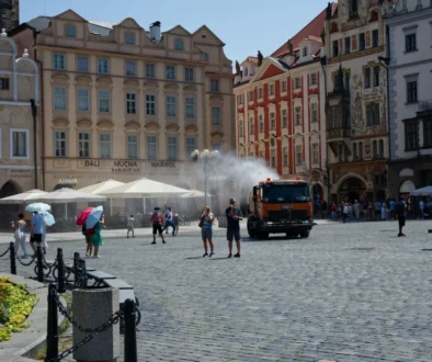 Kropení z auta na pražském náměstí