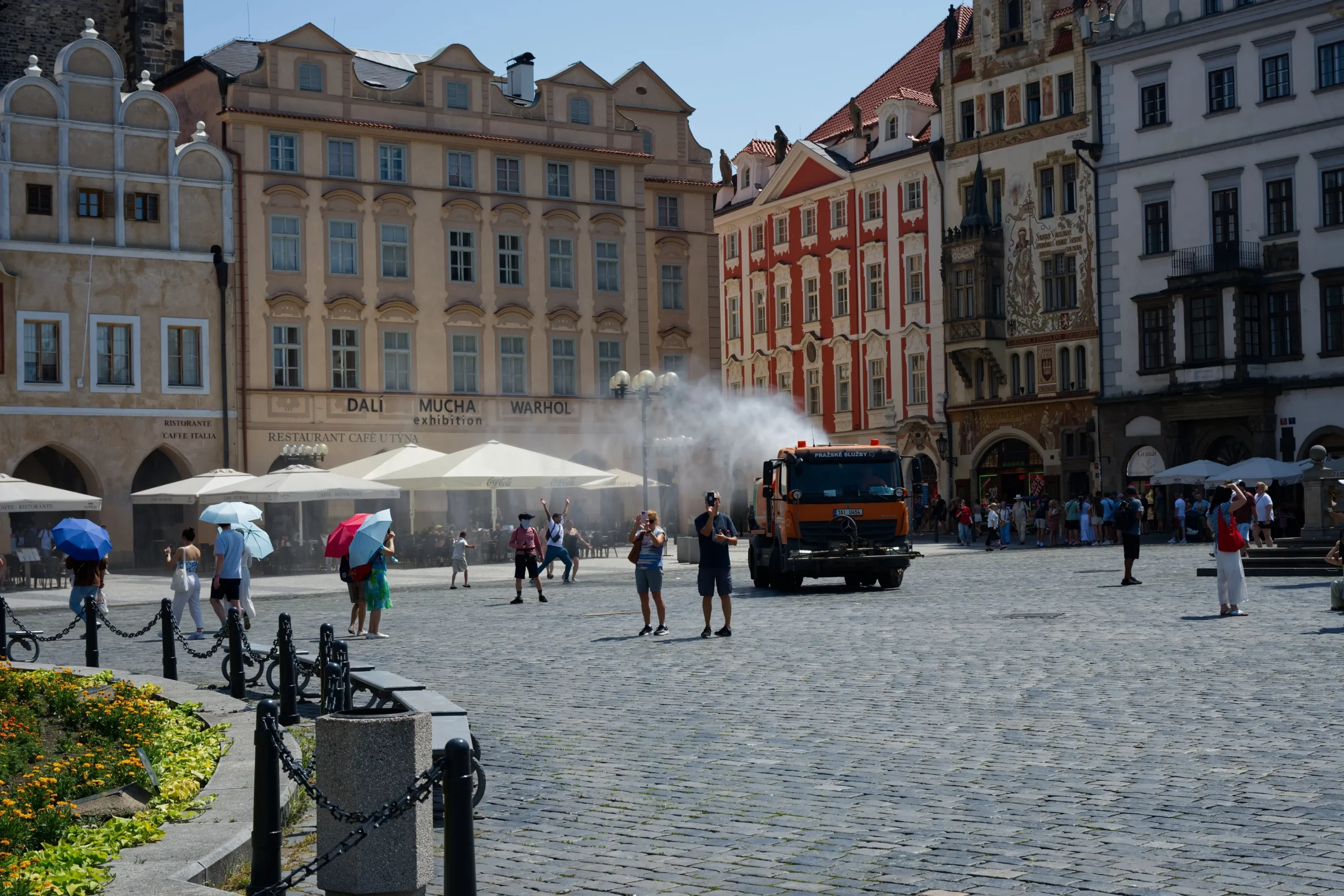 Kropení z auta na pražském náměstí