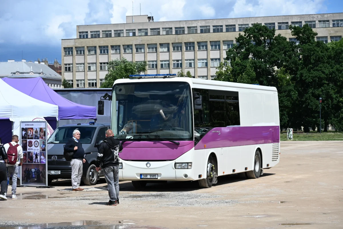 Seriál vypráví o tom, jaké to je, ocitnout se ve vězení. Zdroj: Shutterstock | TVGURU.cz Autobus policie
