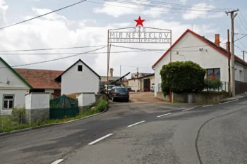 Brána z filmu Vesničko má středisková