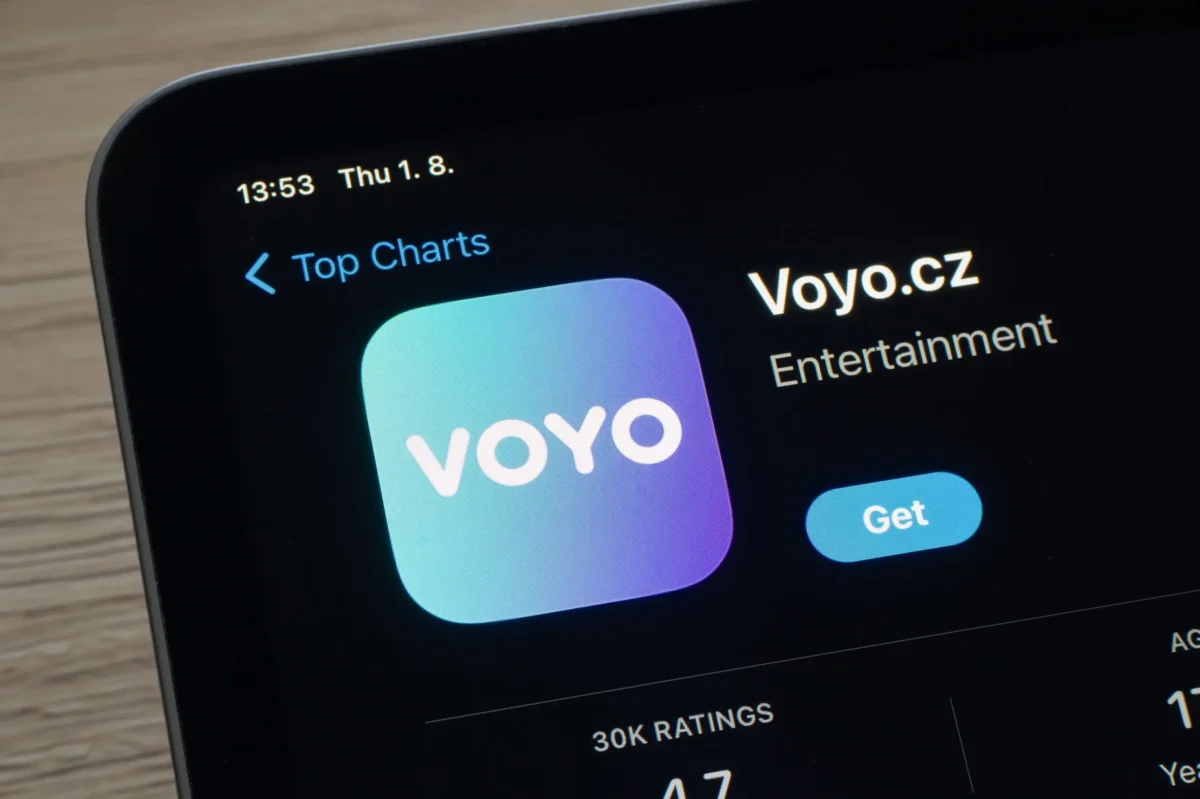 Voyo bylo předchůdcem dnešního Oneplay. Zdroj: Shutterstock | TVGURU.cz Telefon s aplikací Voyo