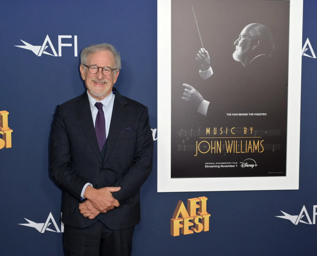 Spielberg se rozhodl s tvůrci už nikdy znovu nepokračovat. Zdroj: Shutterstock | TVGURU.cz Muž v obleku stojící u obrazu