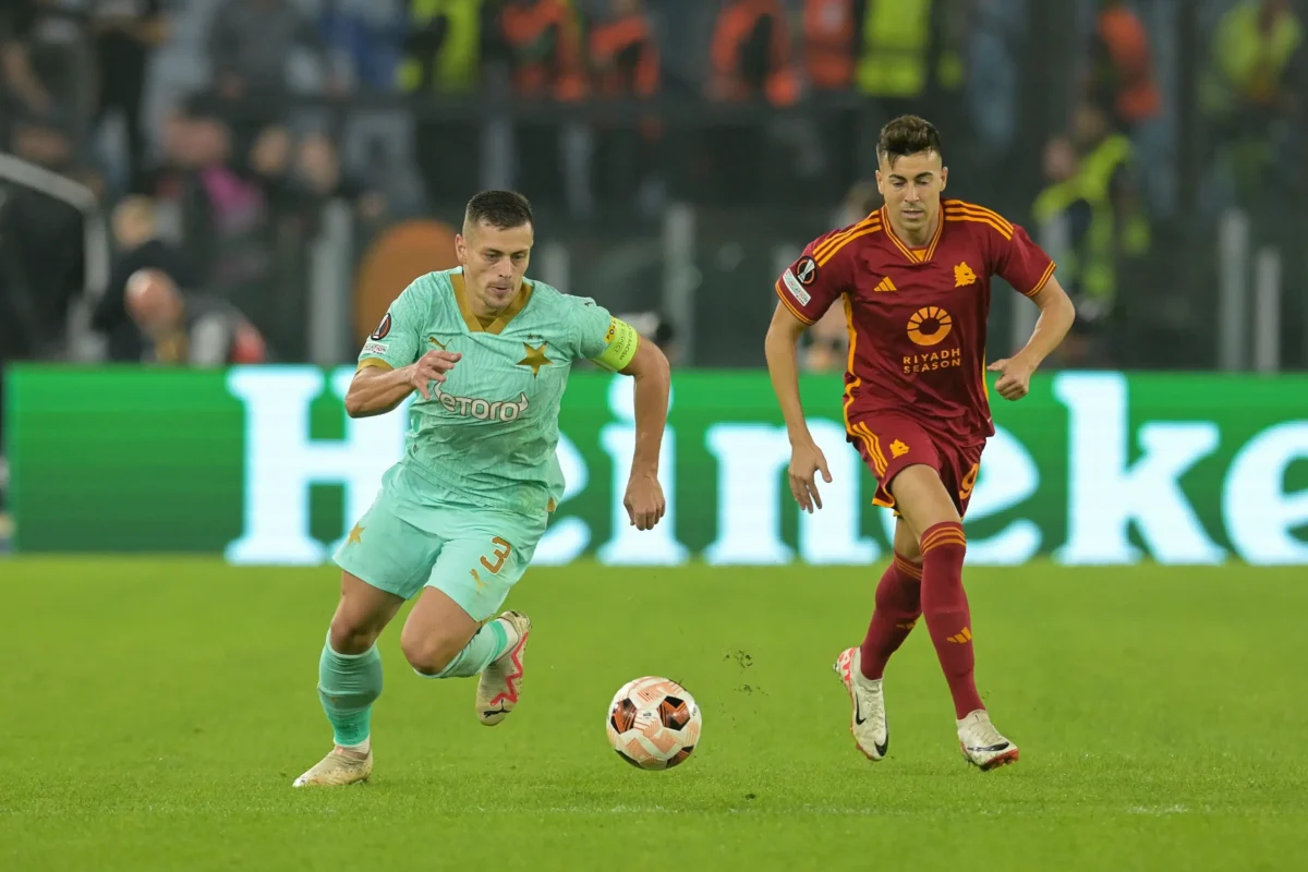 shutterstock_2380374303 | TVGURU.cz Fotbalisté běží za míčem.
