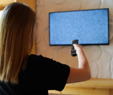 žena zapíná televizi, která nemá signál