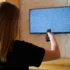 žena zapíná televizi, která nemá signál