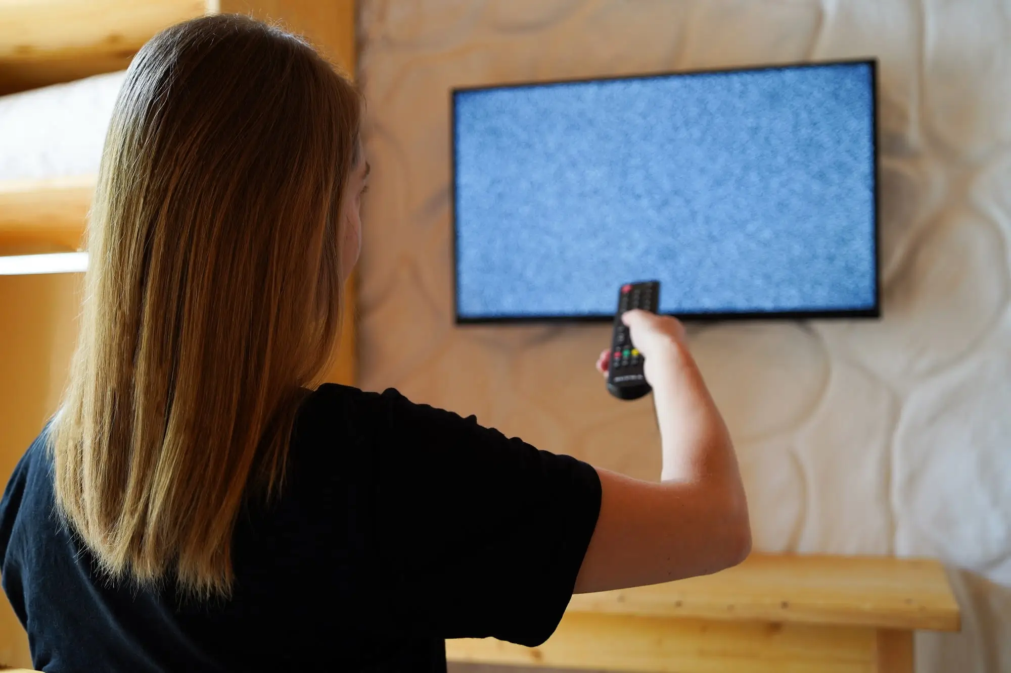 žena zapíná televizi, která nemá signál